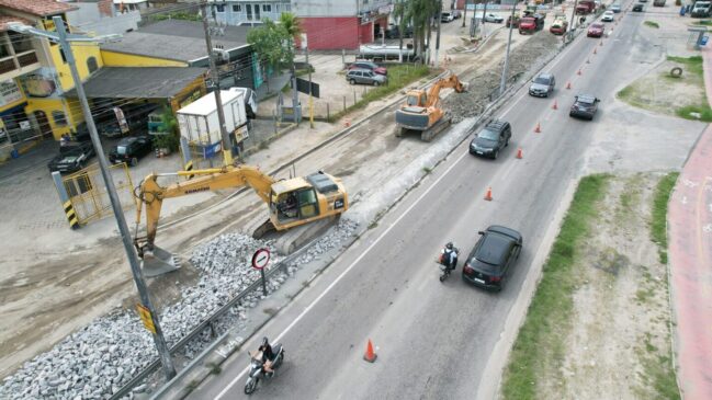 Obra está sendo executada pelo governo do estado na rodovia SP-55, na altura de Caraguatatuba, vem causando transtornos a moradores e turistas que frequentam o litoral norte de São Paulo