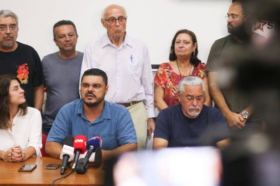 Laércio Ribeiro e outras lideranças do PT-SP durante coletiva após aceitar retorno de Marta Suplicy ao partido