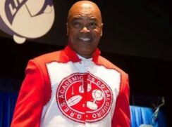 Quinho do Salgueiro, considerado uma das maiores vozes do carnaval do RJ