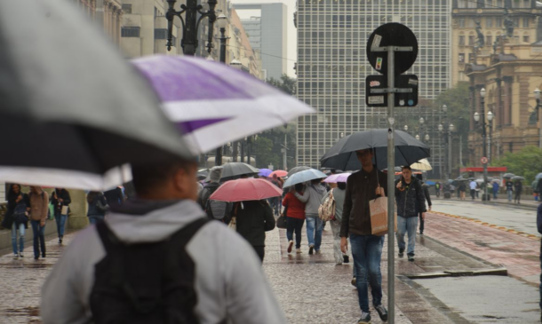 As instabilidades atmosféricas esperadas para as regiões sugerem a formação de nuvens carregadas, propícias para a ocorrência de tempestades, por vezes, severas