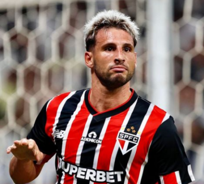 Calleri iniciou a contagem para os visitantes, que se aproveitaram da expulsão de Caetano e aumentaram com Luiz Gustavo diante de um inofensivo adversário