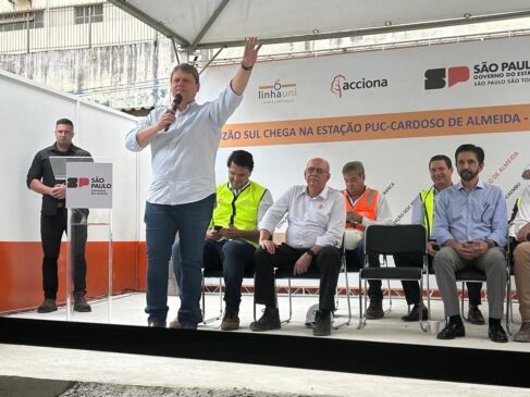 O governador Tarcísio de Freitas durante evento de chegada do tatuzão à estação PUC-Cardoso de Almeida do Metrô