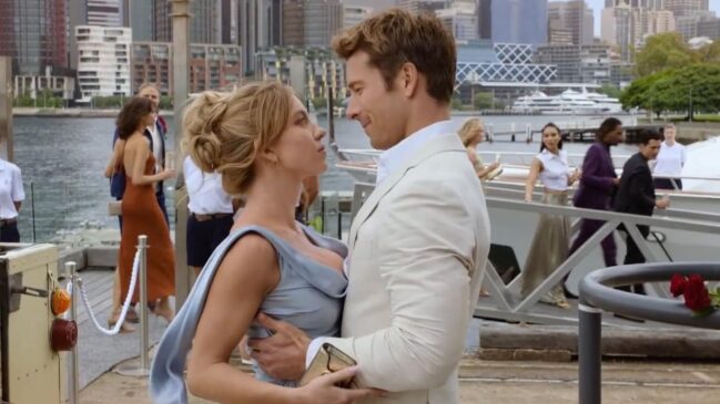 Sydney Sweeney e Glen Powell em 'Todos Menos Você': populares entre o público jovem e possíveis futuros astros de Hollywood