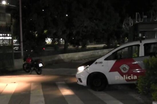 Carro da PM e motocicleta utilizada por suspeitos