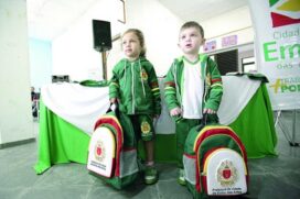 Receberão os kits alunos da rede municipal de ensino direta e conveniada, creches, Educação Infantil, Ensino Fundamental I e II