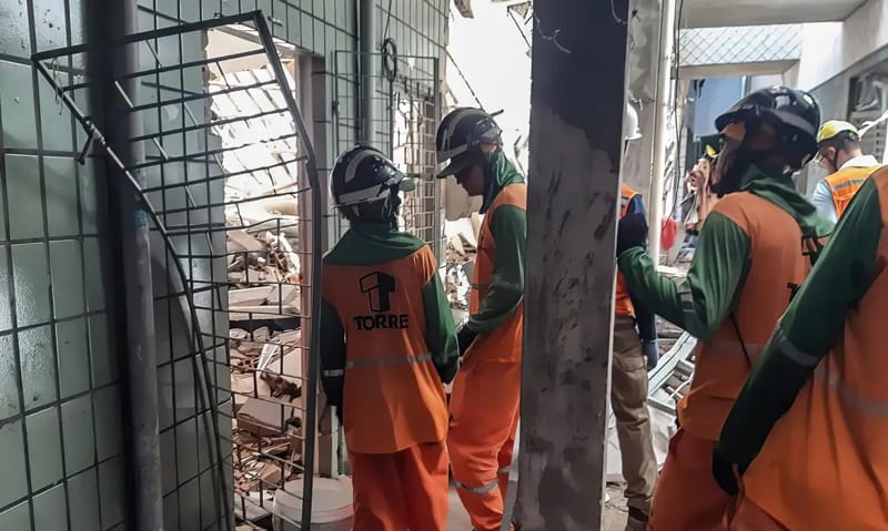 O edifício, na avenida João Ribeiro, no bairro de Santo Antônio, teria desabado após a explosão causada por vazamento de um botijão de gás