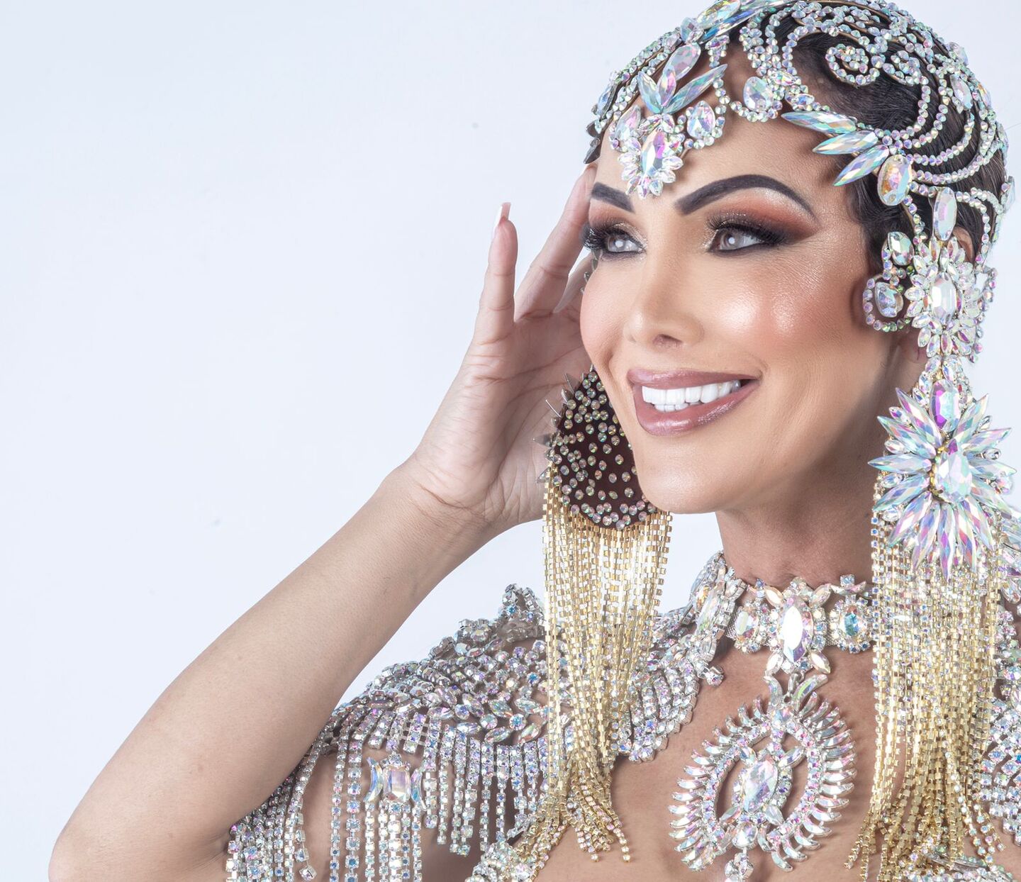 Primeira rainha de bateria trans do Carnaval de São Paulo, Camila Prins, se prepara para o ensaio técnico da Colorado do Brás