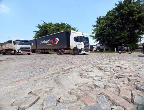 Situação das ruas da Alemoa, em Santos, causam diversos prejuízos as caminhoneiros