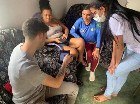 Agentes de saúde visitam pacientes em casa e usam equipamento da epHealth, startup apontada pela Artemisia e Uname como destaque em inovação em saúde primária