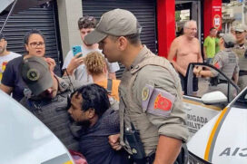 O motoboy Everton da Silva foi levado para a delegacia no porta-malas da viatura, enquanto o autor do ataque seguiu no banco de trás de outro veículo.