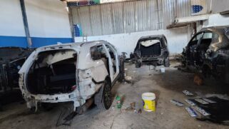 Carros desmontados em galpão clandestino descoberto pela Polícia Civil em Cidade Ademar