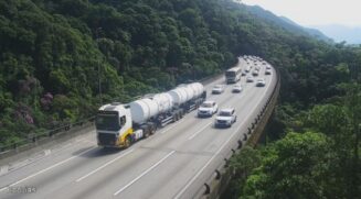 Rodovia Anchieta tem congestionamento nos dois sentidos neste sábado (24)