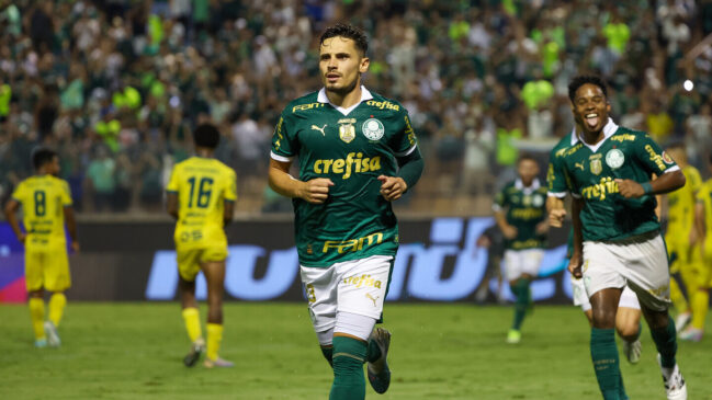 Raphael Veiga marcou um dos gols do Palmeiras em vitória na noite deste sábado na Arena Barueri, na Grande SP