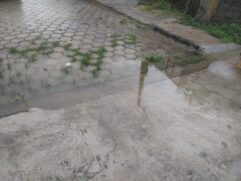 Em decorrência da falta de estrutura do local, ele fica preso em casa em dias de temporais