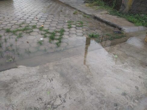 Em decorrência da falta de estrutura do local, ele fica preso em casa em dias de temporais