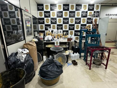 Foram encontrados mais de 190 quilos de entorpecentes, entre crack e cocaína, além de equipamentos para o preparo das drogas
