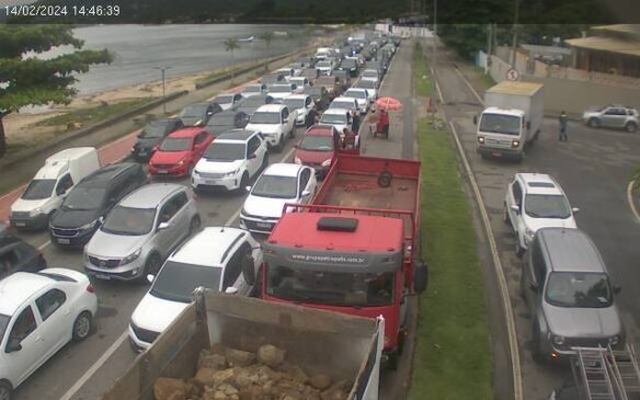 Fila para entrar na balsa de Ilhabela