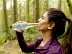 Para repor as energias você deve se hidratar bebendo água e sucos de várias frutas