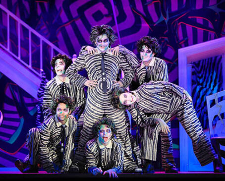 Maior bilheteria teatral em 2023 no Rio de Janeiro, "Beetlejuice, o musical", desembarca em São Paulo