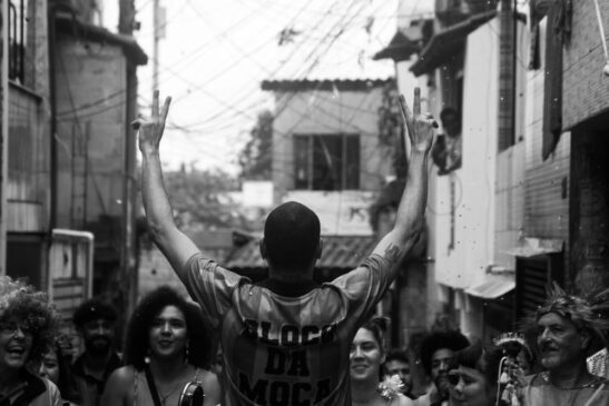 Bloco da Moça em cortejo no Jardim Ruyce, em Diadema