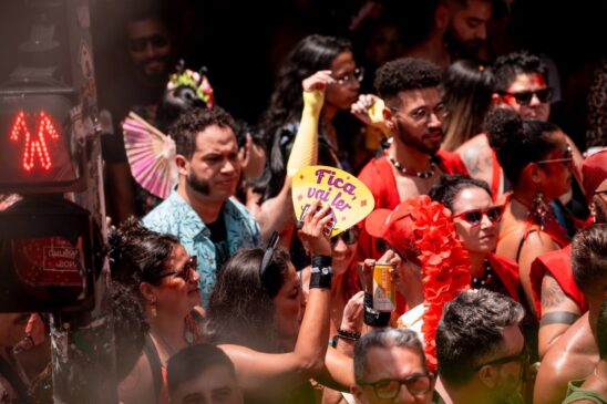 Leque a favor de Boulos visto em blocos de Carnaval de São Paulo