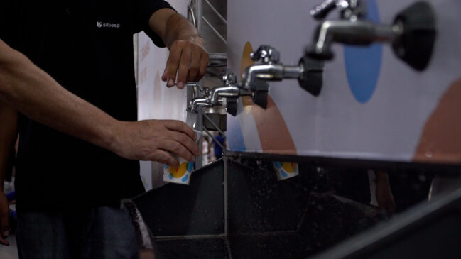 Os copos de água serão destinados somente para as tendas de atendimento médico, com a divisão e logística de distribuição realizadas pela organização do evento