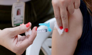 O município recebeu 34.270 doses do imunizante Qdenga, que são suficientes para imunizar 77% do público-alvo da cidade