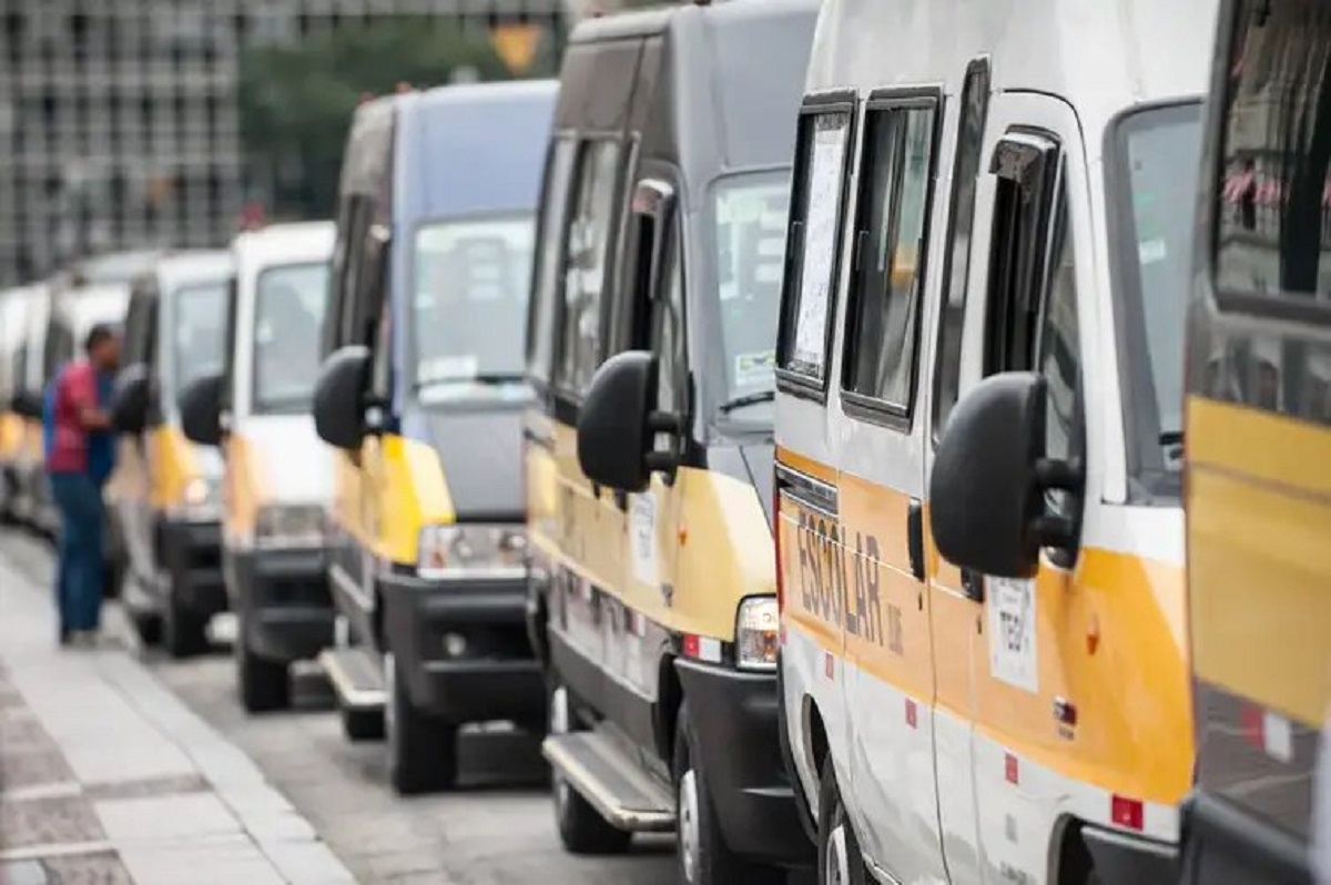 Os pais devem antes de contratar um serviço de transporte para os menores verificar se há a regularidade do veículo e do motorista