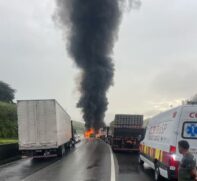 Carreta tombou, pegou fogo e interditou a rodovia Presidente Dutra