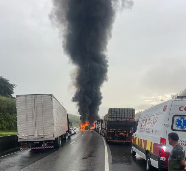 Carreta tombou, pegou fogo e interditou a rodovia Presidente Dutra
