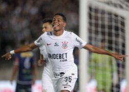 Wesley e Romero, duas vezes, fizeram os gols da classificação. Jogando de 'camisa 9', o paraguaio chegou a cinco tentos na temporada e assumiu a artilharia do time.
