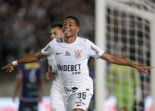 Wesley e Romero, duas vezes, fizeram os gols da classificação. Jogando de 'camisa 9', o paraguaio chegou a cinco tentos na temporada e assumiu a artilharia do time.