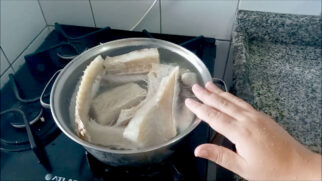 Uma das formas mais eficientes de dessalgar o bacalhau é através da imersão e cozimento dele com o leite