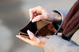Entre os golpes mais comuns estão as fraudes com cartões bancários em compras realizadas na rua
