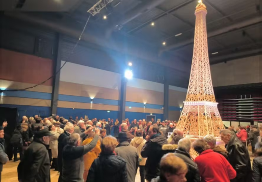 Plaud utilizou 706.900 palitos e 23 kg de cola para construir o modelo do monumento de Paris. Ele ficou pronto em 27 de dezembro, 100 anos após a morte do engenheiro Gustav Eiffel, responsável pela construção da torre