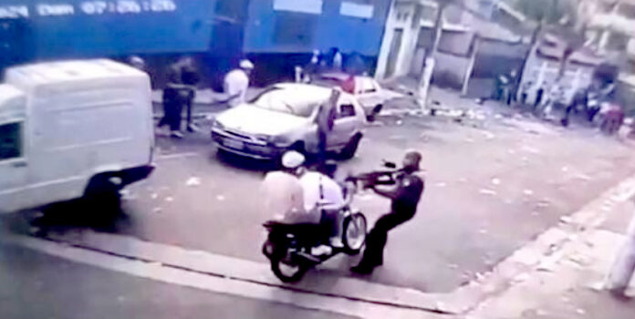 Homem de moto morre após ser atingido por ponta de fuzil de policial