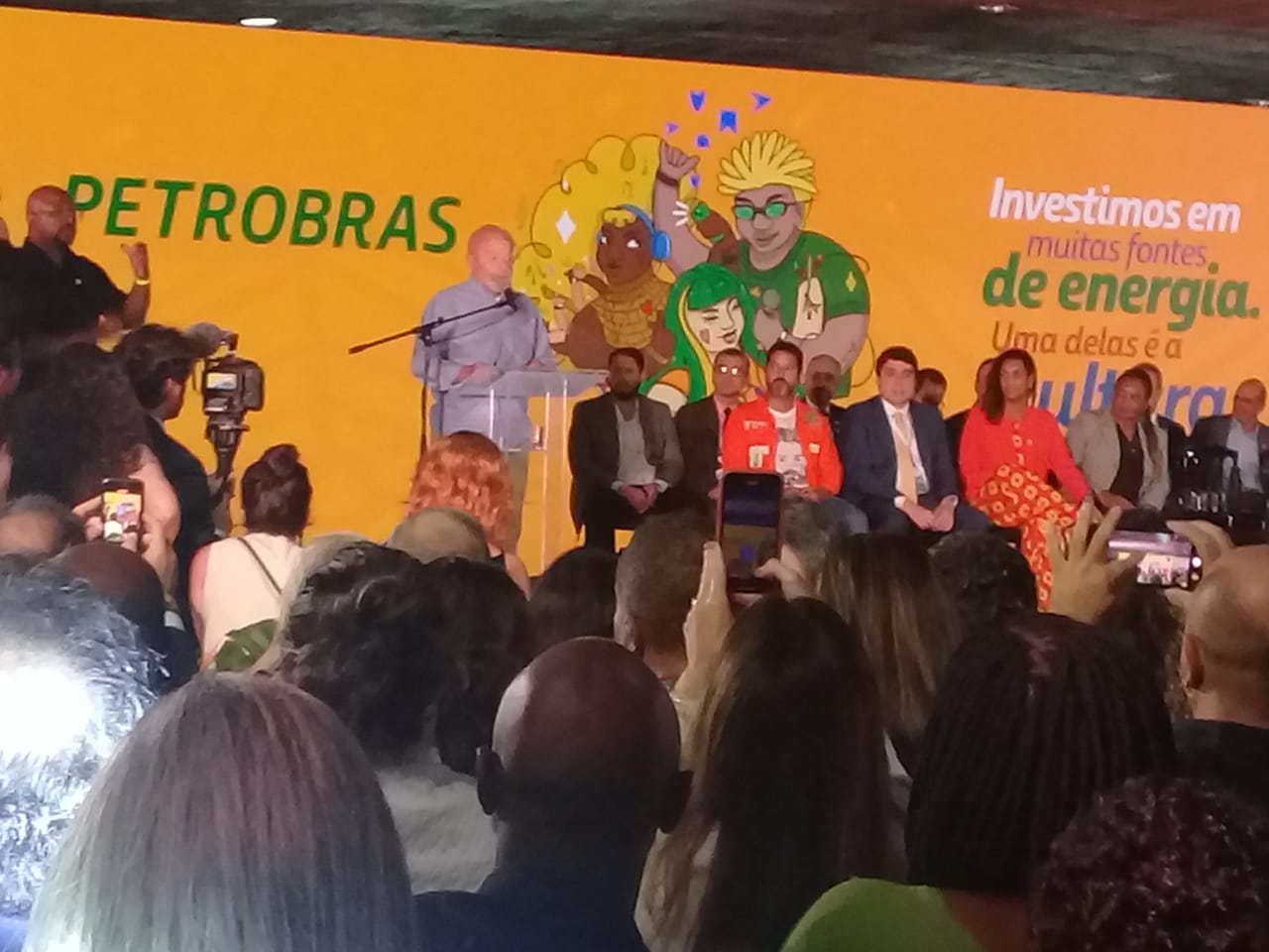Somado a isto, ele deixou claro que a situação que está acontecendo se trata de um genocídio contra mulheres e crianças
