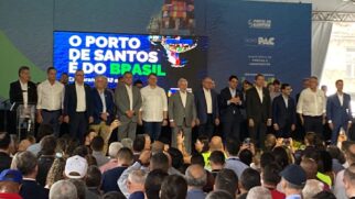 Público aguarda chegada de Lula nesta sexta-feira para uma série de anúncios em Santos