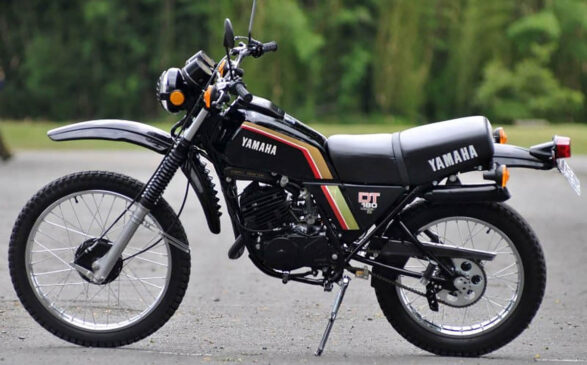 As primeiras DT 180 eram equipadas com motor de um cilindro, dois tempos, refrigerado a ar, com 16,5 cavalos