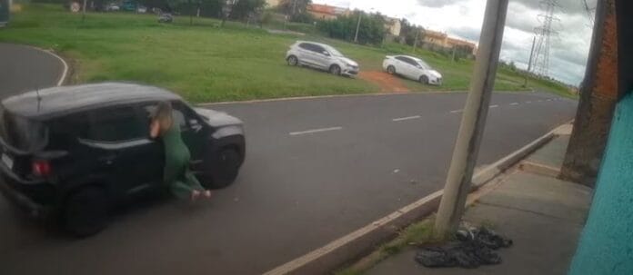 Vendedora foi arrastada após se pendurar na janela do carro