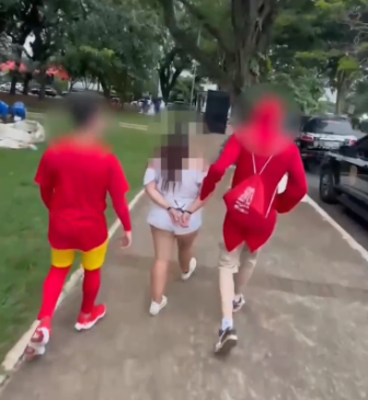 Os policiais estavam fantasiados de "Chapolin Colorado", personagem de seriado de TV
