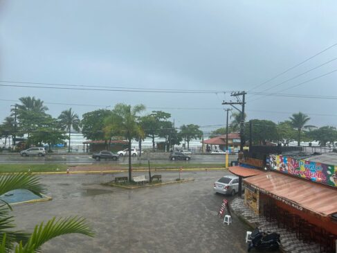 Dia de chuva na Praia Grande, de Ubatuba, nesta quinta
