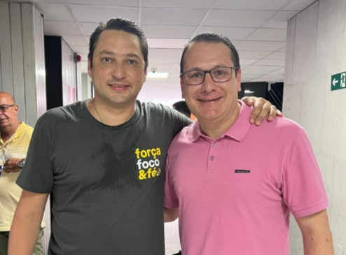 Rafa Zimbaldi, de camisa rosa, ao lado de Marco Vinholi