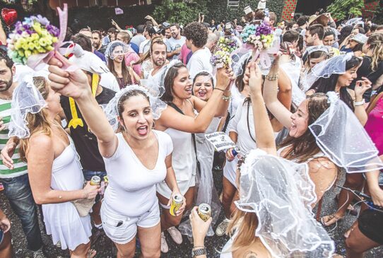 Entre as outras infecções que podem ser transmitidas pelo beijo, destaque para o herpes labial, que se manifesta com pequenas e dolorosas bolhas nos lábios