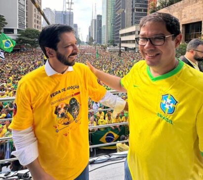 O prefeito Ricardo Nunes, à esquerda, durante ato promovido pelo ex-presidente Jair Bolsonaro, em São Paulo