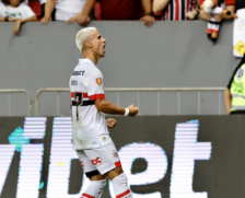 O Tricolor abriu o placar com golaço de Ferreira em tabela com Lucas. O atacante passou pela marcação, tocou para o camisa 7 e recebeu de volta para driblar o goleiro e marcar