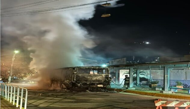 Ônibus incendiado em São Sebastião, no litoral norte paulista