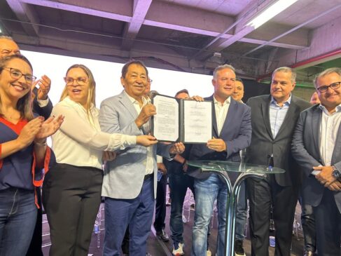 Aprigio e Renan Filho durante assinatura da municipalização de trecho da rodovia Régis Bittencourt que passa pela cidade