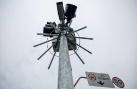 As câmeras de segurança estão se multiplicando pela cidade de São Paulo, e as medidas para protegê-las de furto e depredação também