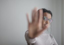 De acordo com a Lei Maria da Penha (Lei 11.340/2006), existem cinco tipos de violência contra a mulher